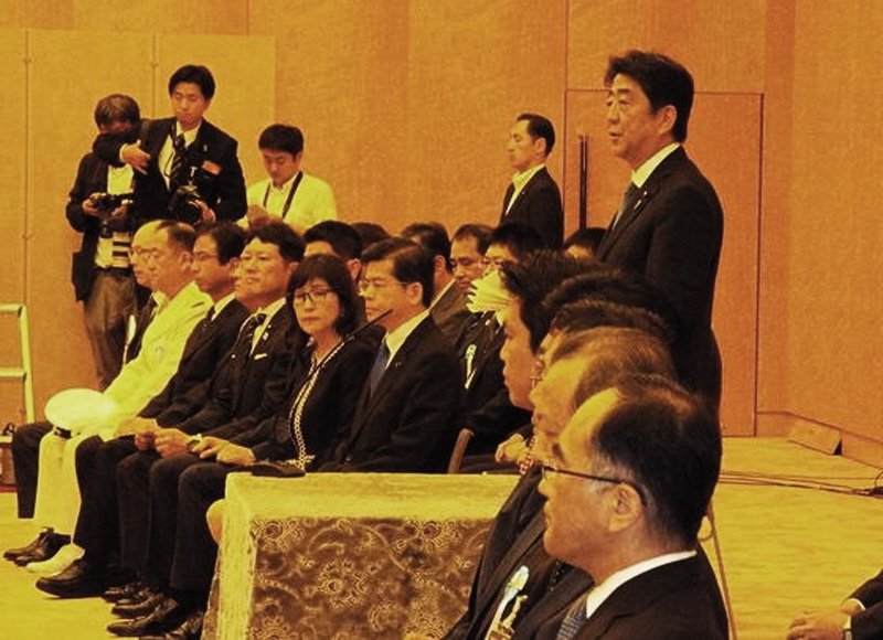挨拶する安倍総理