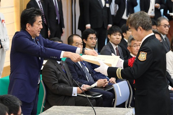 表彰状の授与