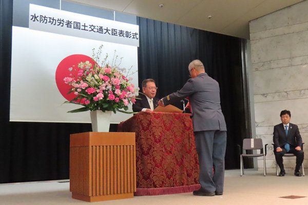 表彰状を授与する酒井国土交通副大臣
