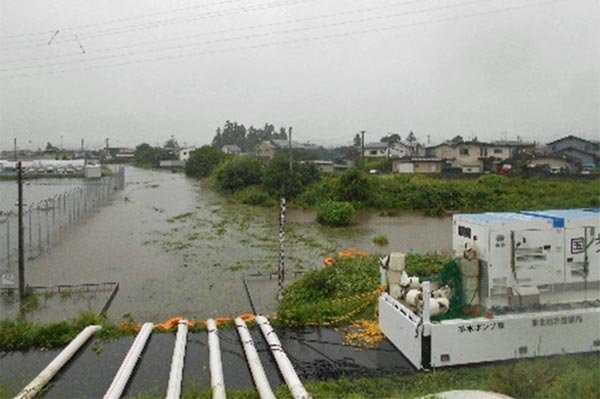 準用河川王川 排水ポンプ車による排水状況