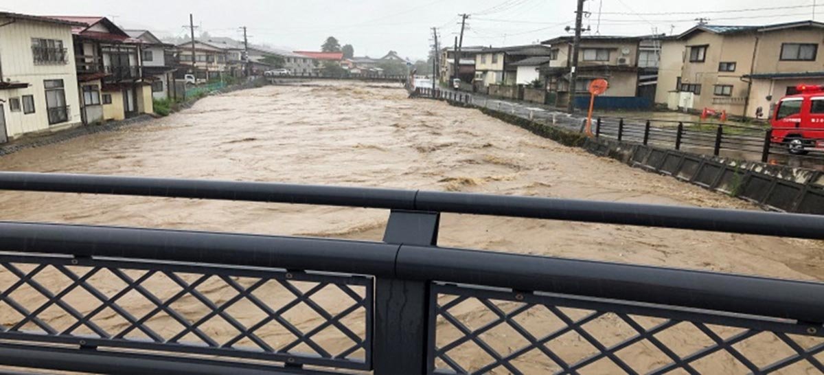 越水寸前の前川（八日町地内）