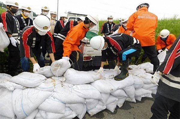 最上川左岸　土のう積み