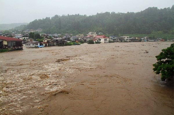 増水し住宅地を襲う最上川