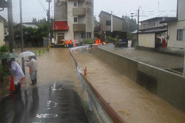 増水により水没した道路