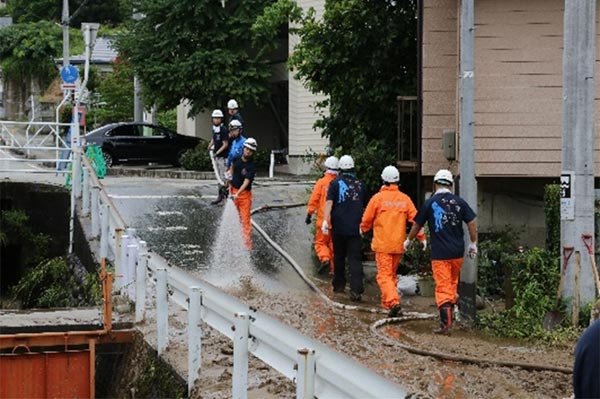 消防団ポンプによる堆積した土砂の排土作業