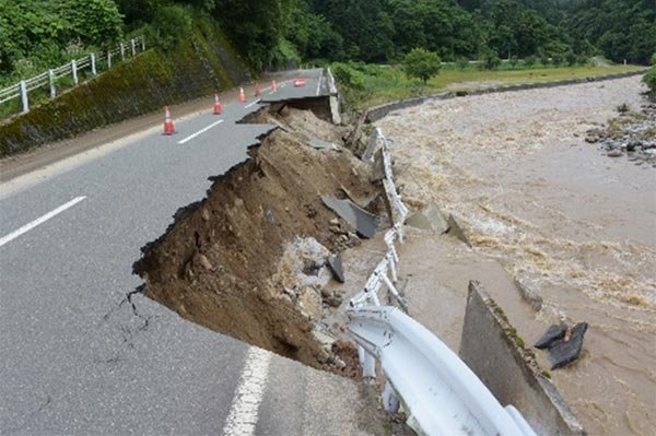 県道白滝宮宿線崩落部 （最上川水系朝日川沿い）