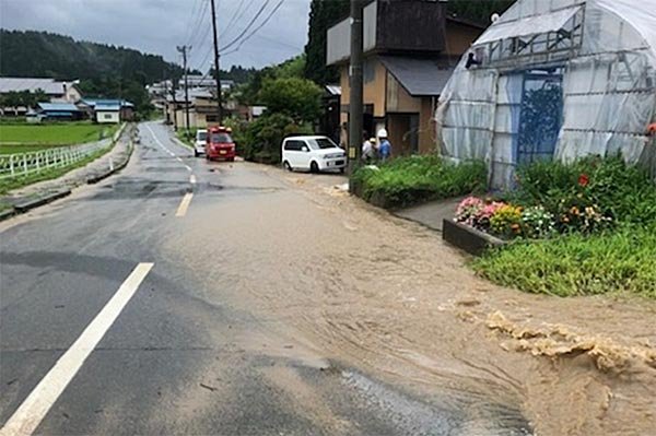 神田地区における沢の氾濫 その後「土のう積み」が行われた
