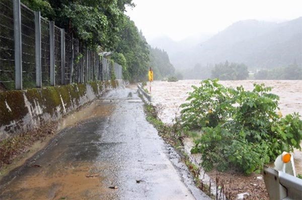 県道長井大江線　最上川状況