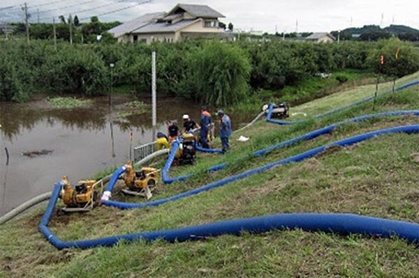 千曲川左岸（中野市栗林清水川樋門地先） 排水作業