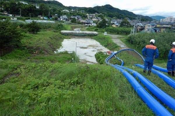 千曲川左岸（中野市上今井本沢川樋門）排水作業