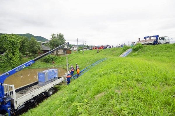 千曲川左岸（飯山市37.5K地先）排水作業