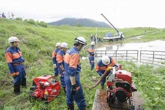 千曲川左岸（飯山市37.5K地先）排水作業