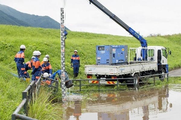 千曲川左岸（飯山市37.5K地先）排水作業