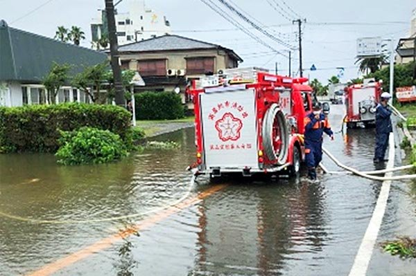 内水による道路冠水 排水作業により対応（千倉町瀬戸）