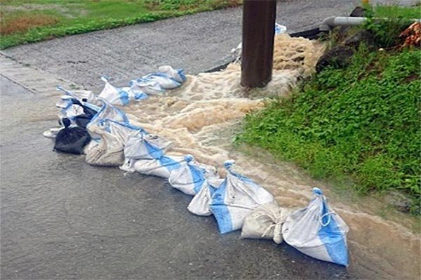 水路溢水による冠水 土のう積みによる対策 （富浦町原岡）