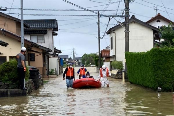 高浜川の越水による避難困難者 3名の救出活動（高浜地区）