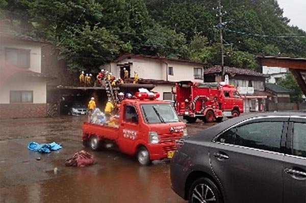 中大久保土石流（川岸東地先） 救助活動