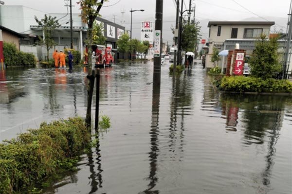 角上鮮魚市場前（城南2-2553-6地先）水防団による排水作業