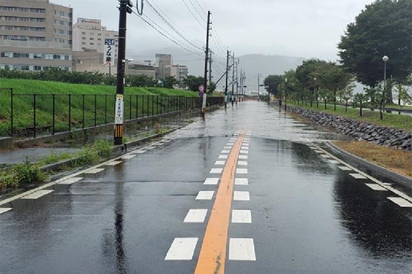 諏訪赤十字病院前湖周線 道路冠水による通行止め