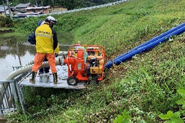 ①千曲川右岸（大俣地先）排水ポンプ設置状況