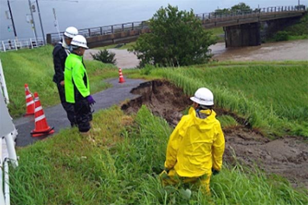 小石原川　堤防の一部損壊