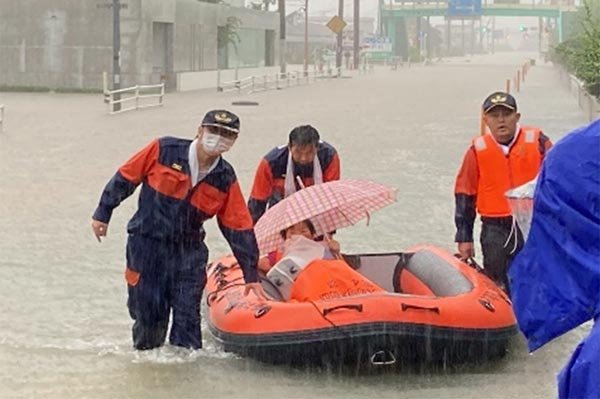 ①救命ボートによる救助活動 （大町町、福母地区）