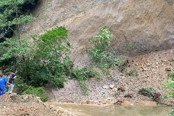 猿辺川土砂崩れによる閉塞 放水による土砂撤去