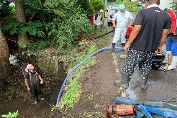 町道横断暗渠閉塞 排水作業