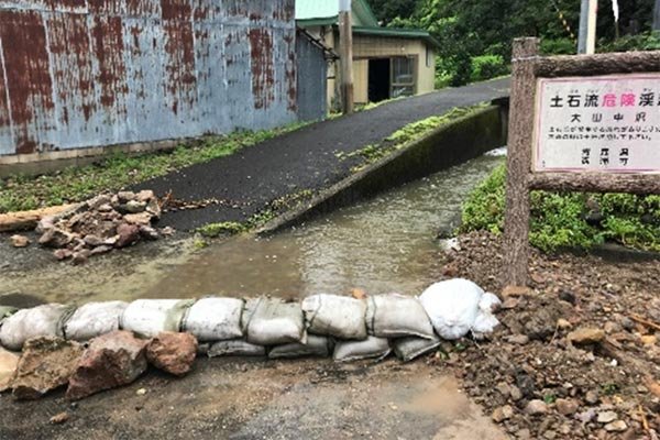 ③追良瀬川（松原地区）土のう積み