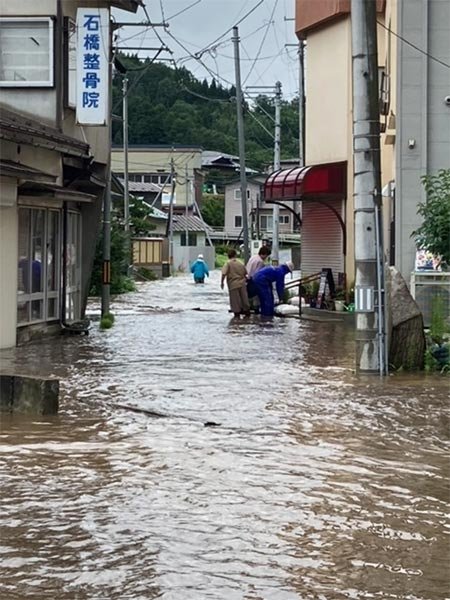 馬淵川左岸（向町地内）土のう積み