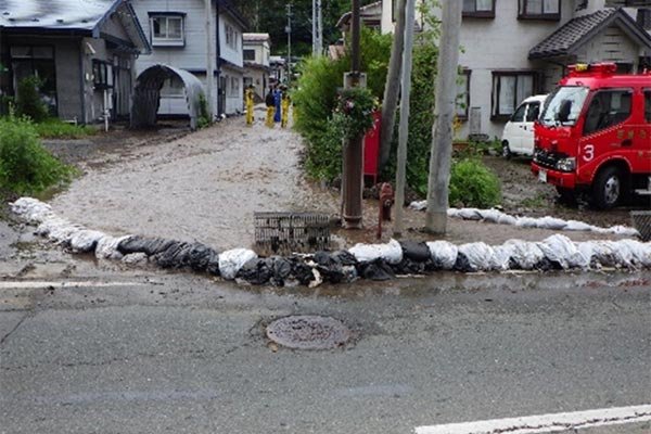 国道281号の交通確保 土のう積み