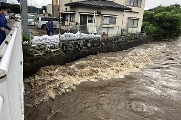 北上川左岸（新町橋）土のう積み