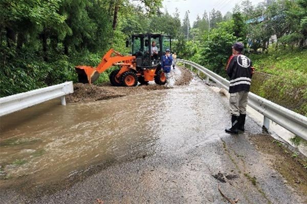 大川目町田子内地区 道路土砂撤去