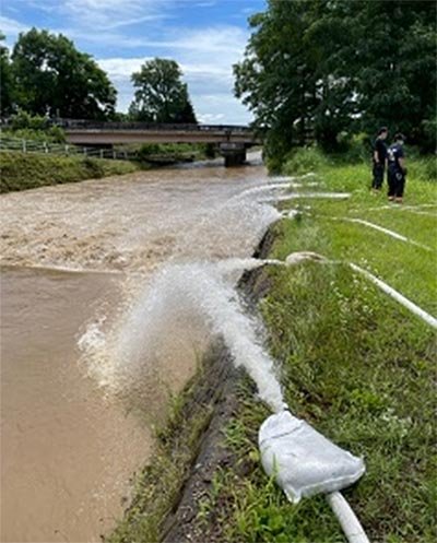 綴子川右岸 排水作業