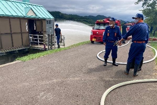 米代川右岸（二ツ井町荷上場字町尻）内水の排水作業①