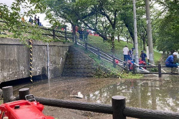 米代川右岸（二ツ井町荷上場字町尻）内水の排水作業②