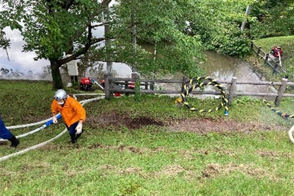 米代川右岸（二ツ井町荷上場字町尻）内水の排水作業③