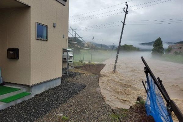 ③大湯川右岸　洗掘（桂ノ沢地先）