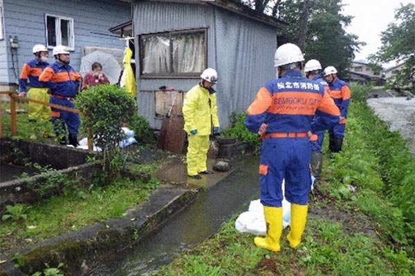 土のう積み（8月16日）入見内川付近用水路（古寺）