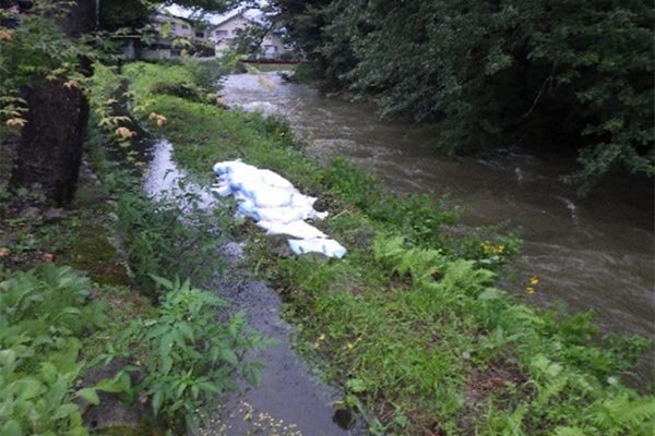 土のう積み（8月16日）入見内川付近用水路（古寺）