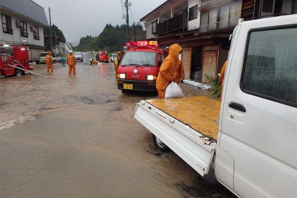 小国町大字五味沢地内 土のう積み、排水作業