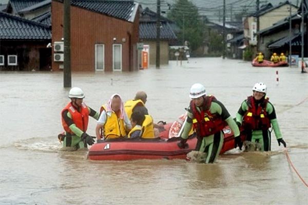 中海地区の浸水被害 ボートによる救助活動