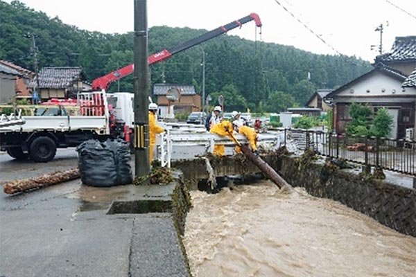 仏大寺川（鵜川町地先）流木撤去状況