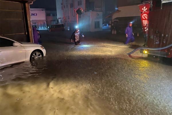 消防車両による排水活動