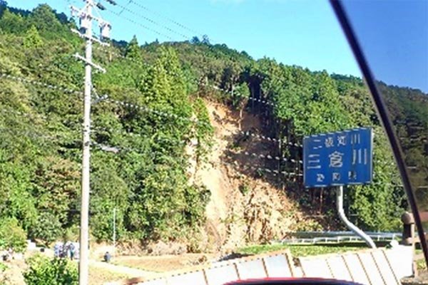 三倉川左岸の土砂崩れ