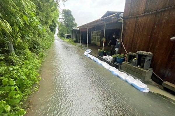 山に隣接した住宅への止水対策　土のう積み