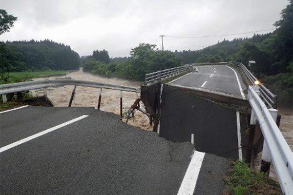 橋の崩落（河辺岩見地区）