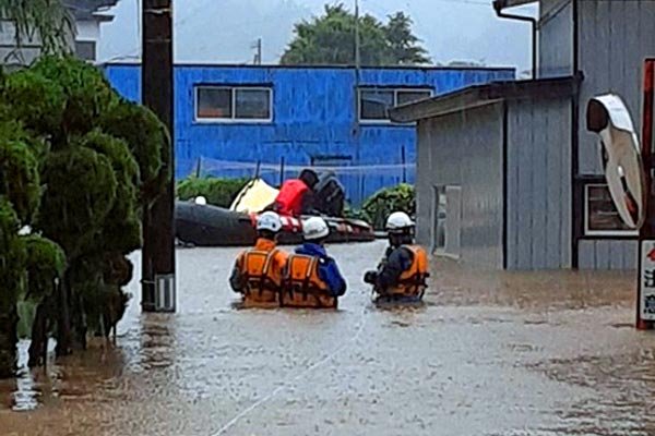 船川比詰地区の浸水被害 ボートによる人命救助（男鹿地区消防）