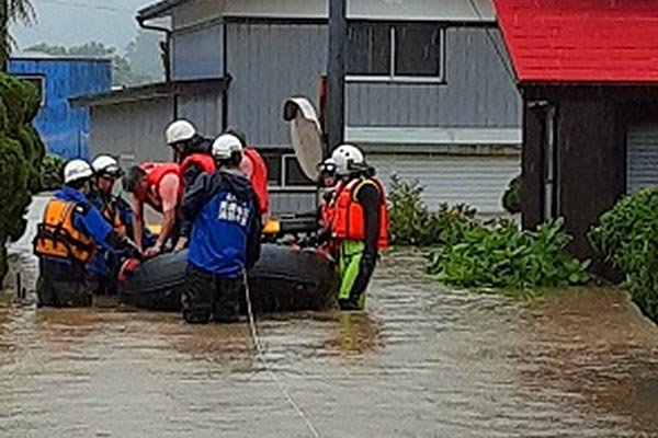 船川比詰地区の浸水被害 ボートによる人命救助（男鹿地区消防）