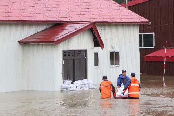 床上浸水被害住家への積み土のう工